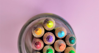 Imagem de Different coloured pencils in a pencil holder 