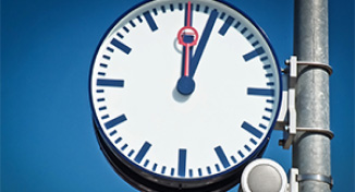 Imagem de An outdoor clock reading 12.05.