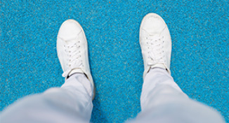 Imagem de Person's feet, wearing white shoes