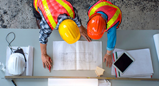 Imagem de Workmen looking over building plans
