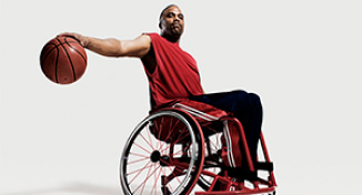 Imagem de Man in a wheelchair playing basketball