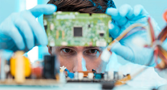 Imagem de Man looking at computer circuit