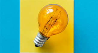 Imagem de Light bulb against yellow square background